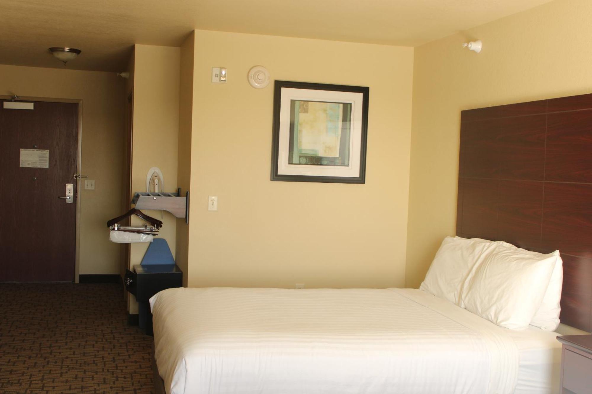 Cobblestone Hotel & Suites - Devils Lake Ngoại thất bức ảnh